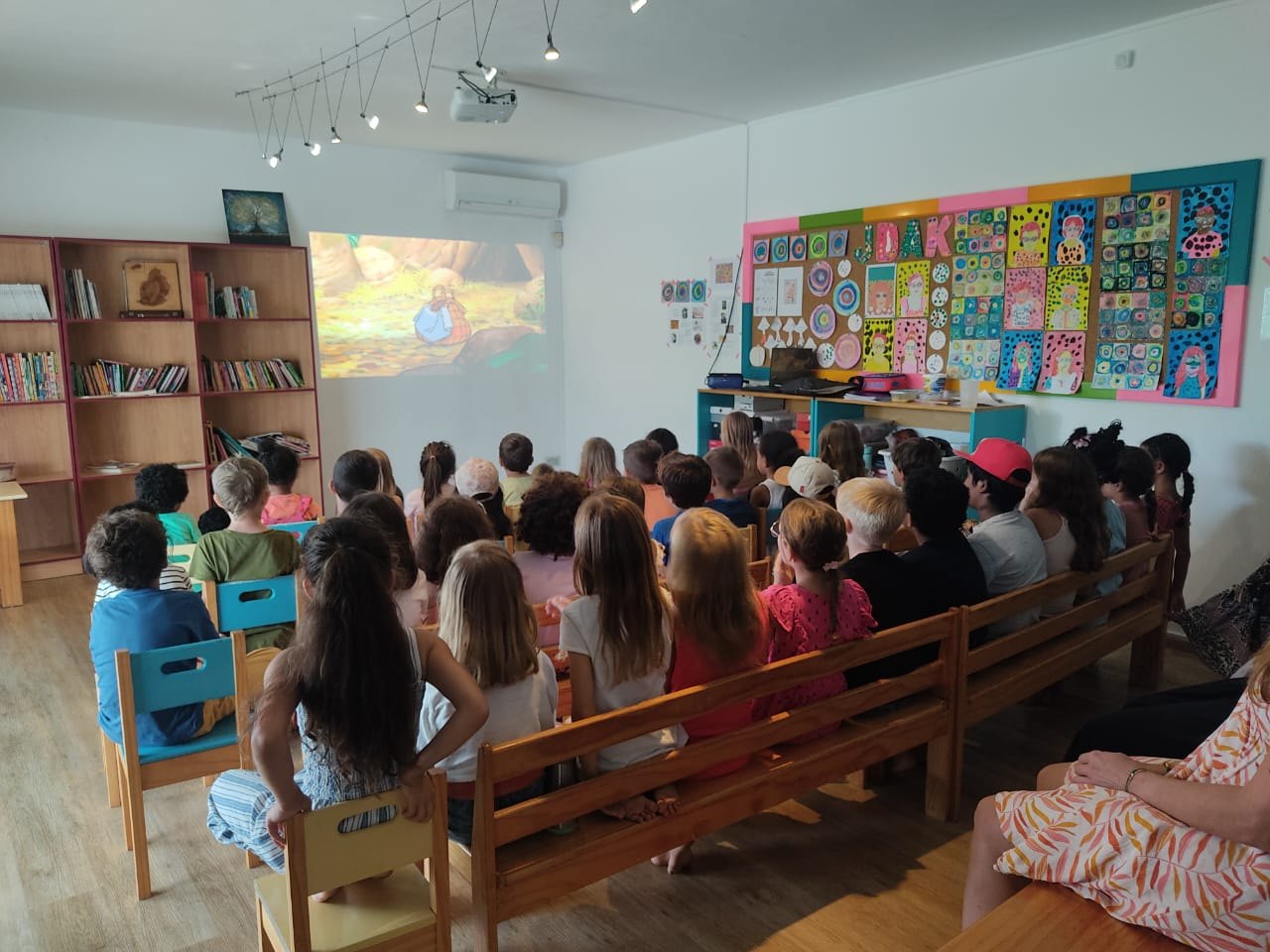 Les enfants regardent un film ensemble à l'école